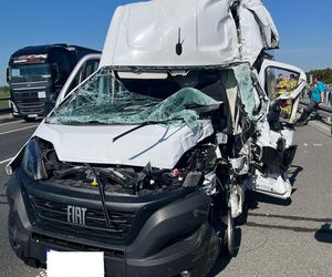 Wypadek na S5 koło Leszna. Zderzyły się bus i samochód ciężarowy