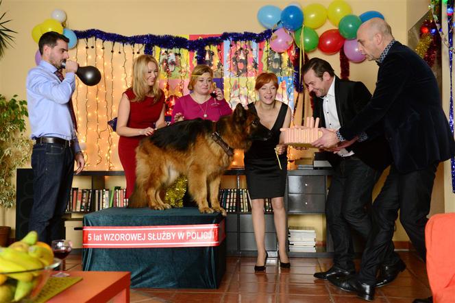 Komisarz Alex 7 odc. 86. Lucyna (Magdalena Walach), Michał Orlicz (Antoni Pawlicki), Ryszard Puchała (Ireneusz Czop), Beata (Marta Dąbrowska), Leon (Janusz Chabior), Klaudia (Katarzyna Cynke)