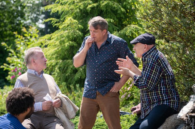 Na Wspólnej odc. 2949. Marek (Grzegorz Gzyl), Stefan Dębek (Maciej Kujawski), Roman Hoffer (Waldemar Obłoza)
