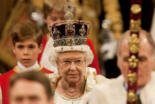 Królowa chodzi z TORBĄ MĄKI na głowie! Szok w rodzinie królewskiej
