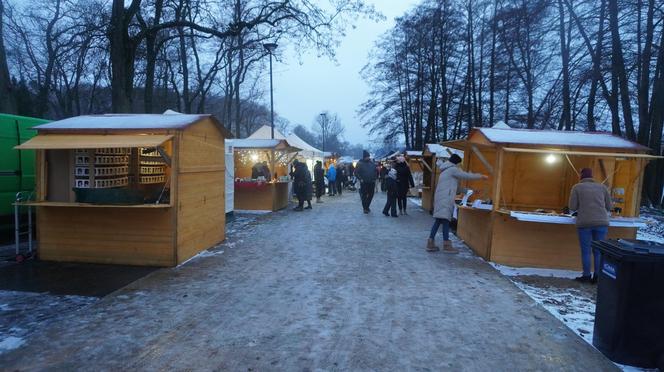 Ruszył jarmark bożonarodzeniowy nad jeziorem Ukiel w Olsztynie. Zobacz, jak wygląda! [ZDJĘCIA]