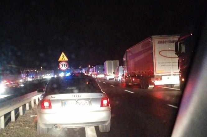 Przerażający wypadek na Śląsku! Kierowca Audi na DK-1 wypadł przez drzwi kierowcy