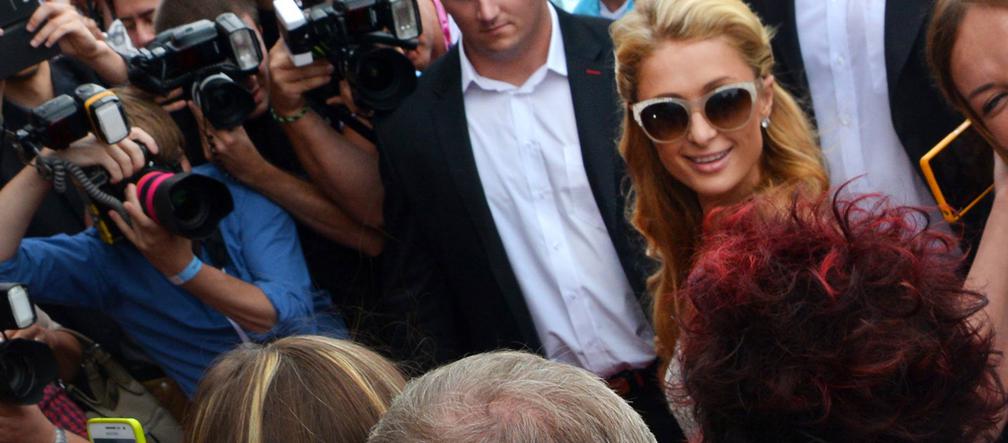 Paris Hilton w blasku fleszy przed wejściem do Ptaka