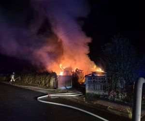 Tragedia pod Tomaszowem Mazowieckim! Kobieta zginęła w pożarze domu