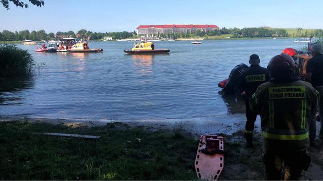 Mikołajki. Śmigłowiec spadł do jeziora Tałty! Leciały nim trzy osoby [ZDJĘCIA, WIDEO]