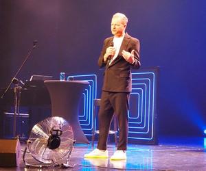 Maciek Stuhr w stand up-ie w Teatrze Rozrywki w Chorzowie