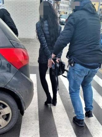 Wrocławianka zawisła na znaku drogowym 