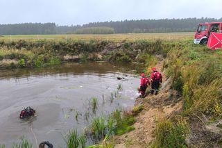 Tragedia w Łódzkiem. Strażacy wyłowili zatopiony samochód