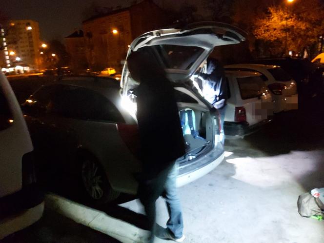 Mieszkali w Renault Lagunie i kradli na potęgę. Gruzini w rękach policji. Podczas zatrzymania nie mieli nawet butów