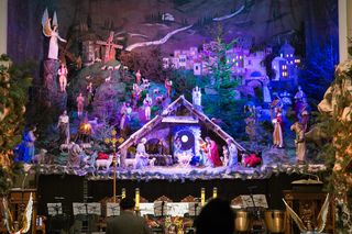 Trwa budowa szopki bożonarodzeniowej w Katowicach-Panewnikach. Jest jedną z największych w Europie