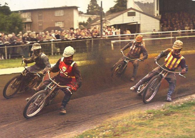 1958, Southampton, Banister Court. Prowadzi  Bill Holden