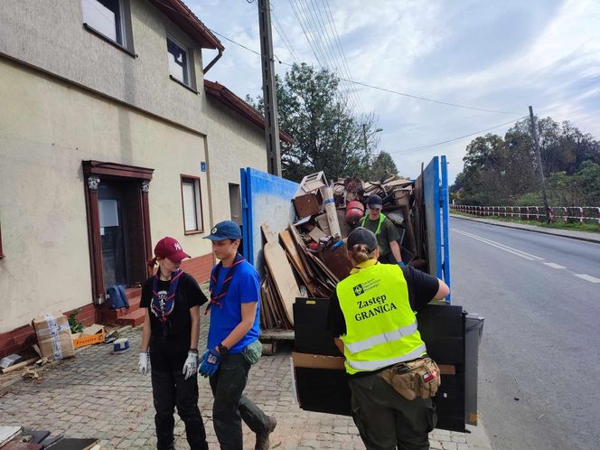 Siedleccy harcerze pracowali przy sortowaniu i wydawaniu darów, wywożeniu zniszczonych sprzętów i sprzątaniu zalanych domów. 