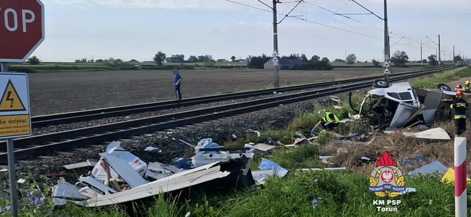 Gronówka. Śmiertelny wypadek na przejeździe kolejowym. Zderzenie kampera z pociągiem osobowym [ZDJĘCIA].