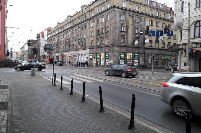 Po zmianie ruchu w centrum Wrocławia kierowcy pchają się prosto pod tramwaje!