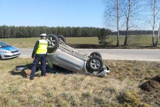 Toyota RAV4 dachowała w rowie! Kierowca był pijany i miał sądowy zakaz kierowania pojazdami