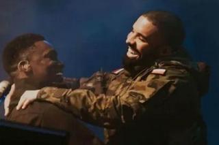 Drake na koncercie... ubrany w kurtkę polskiej armii. Internauci: Czy to legalne?