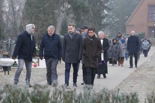 Pierwsza miłość. Pogrzeb Norberta. Marian Śmiałek (Paweł Okoński), Kulas (Marcin Sztabiński), Bartek (Rafał Kwietniewski), Mirek (Maurycy Torbicz)