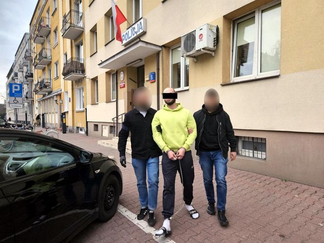 Bestialskie ataki na starsze kobiety w Warszawie. Policja zatrzymała podejrzanego. Zdradził go ślad na torebce