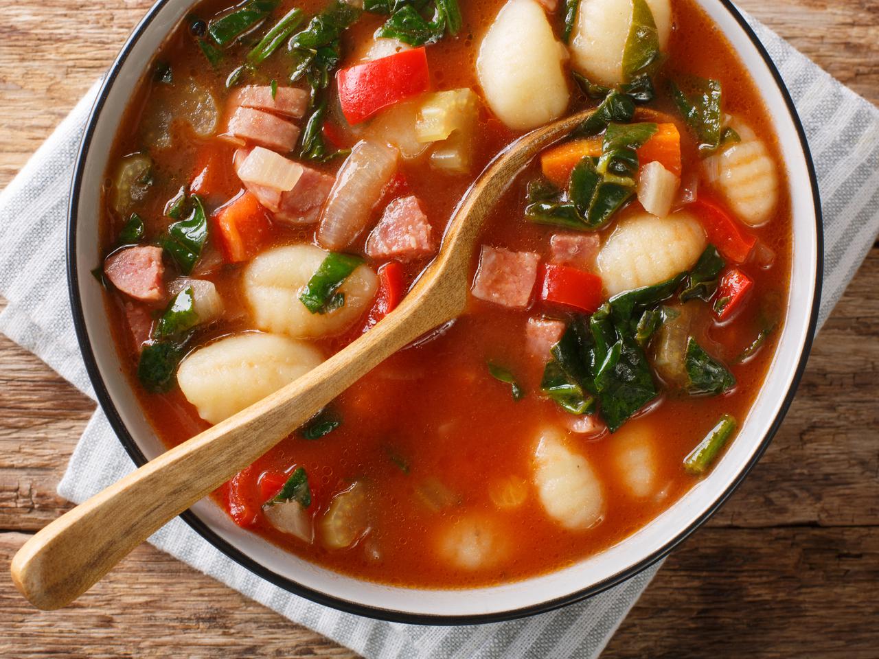 Pomidorowa na szybko z nioki (gnocchi) i kiełbasą - wybitnie smaczna