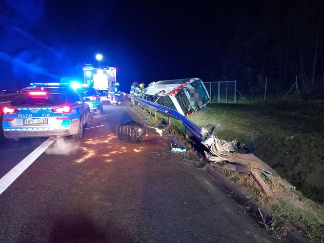 Nocny wypadek autobusu pod Łowiczem. Kilka osób w szpitalu. Pojazd wylądował w rowie [ZDJĘCIA].