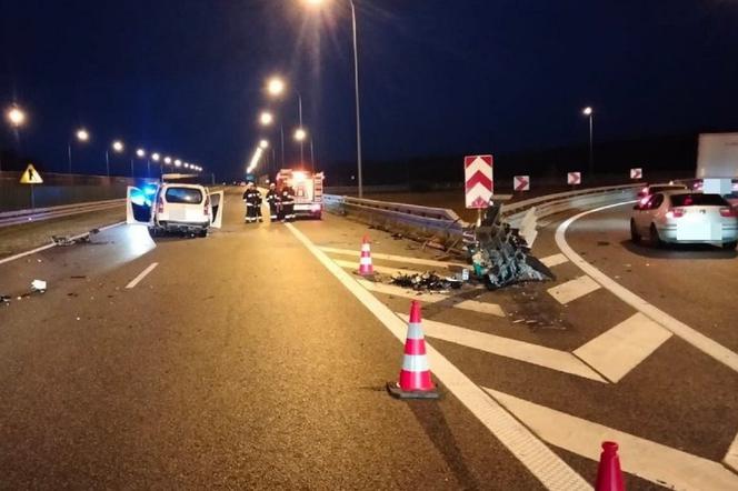Wypadek na A4 w Sędziszowie Małopolskim. Citroen uderzył w bariery 