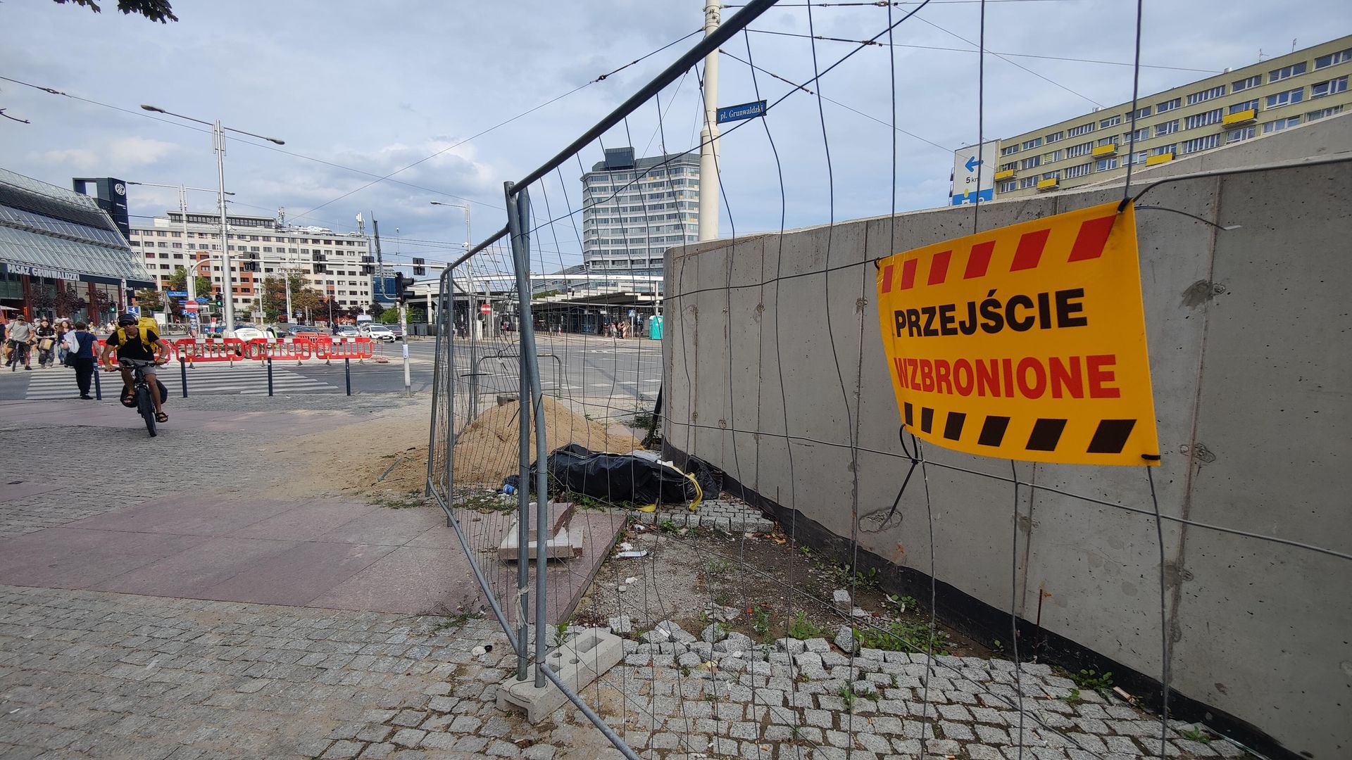 Remont esplanady przy Sedesowcach we Wrocławiu