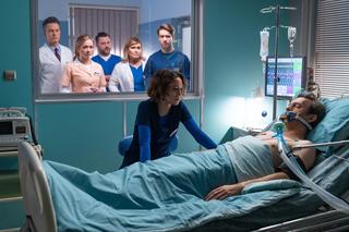 Na dobre i na złe, odc. 876: Artur Bart (Piotr Głowacki), Julka Burska (Aleksandra Hamkało), Andrzej Falkowicz (Michał Żebrowski), Alina Fisher (Katarzyna Skrzynecka), Borys (Marcn Zacharzewski) Tadek (Marcin Urbanke), Dagmara (Maryla Morydz)