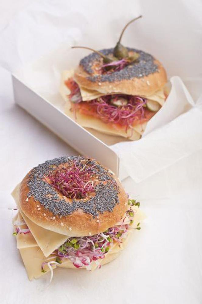 Bajgle z łososiem i kiełkami