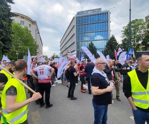 Protest hutników w Warszawie. Idą od Sejmu do Kancelarii Premiera