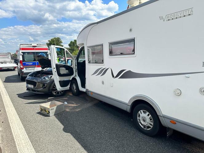 Koszmarny wypadek w kierunku Marek. Kobieta z obrażeniami klatki piersiowej trafiła do szpitala