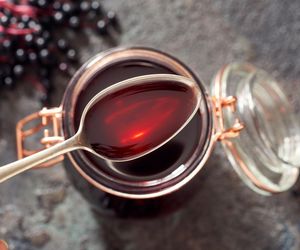 Zrób sobie syrop lepszy niż z apteki. Teraz jest na to najlepsza pora