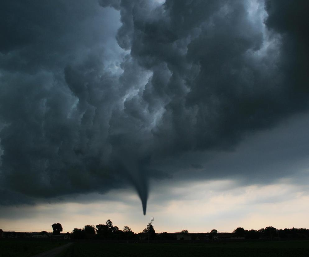 Burzowy armagedon frunie nad Polską. Możliwe niszczycielskie trąby powietrzne