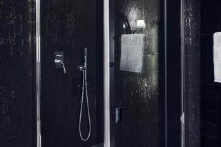 Czarne ściany w nowoczesnej łazience