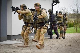 Ćwiczenia kontrterrorystów z Black Hawkiem. Zobacz wyjątkowe zdjęcia i filmik