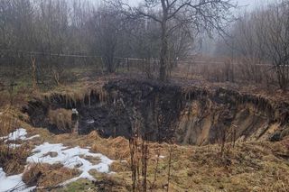 W Bolesławiu znowu zapadła się ziemia. Ogromne zapadlisko znajduje się w pobliżu domów