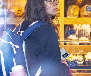 Jachira maluje się w tramwaju