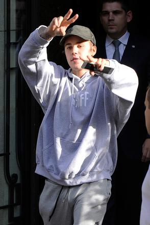 Justin Bieber opuszcza hotel w Paryżu