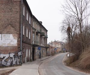 Na chodnik sypie się gruz. „Ruiny budynków wyglądają jakby właśnie w Lublinie skończyły się działania wojenne”. Co na to ratusz?