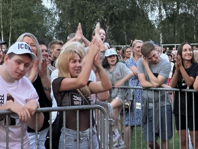 Szalona zabawa na festynie pod zaporą w Brodach. Na miejscu patrol ESKA Summer City