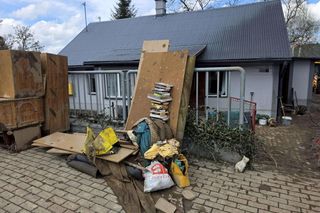 Woda wlewała się oknem do mieszkania