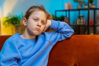 Twoje dziecko jest rozdrażnione i ma problemy z koncentracją? Odpowiedź może tkwić w butelce wody