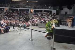 Kongres Świadków Jehowy w Olsztynie. W hali Urania chrzest przyjęli nowi członkowie [ZDJĘCIA]