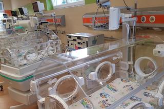 Nie zdążyła nawet zdjąć spodni! Dziewiąte dziecko urodziła pod kościołem