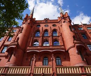 Czerwony Ratusz to jeden z najpiękniejszych budynków w Szczecinie. Poznajcie jego historię! 