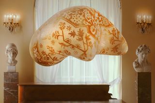 Rzeźbiarskie lampy znanych polskich artystów na jubileuszowej aukcji Przyjaciół Muzeum Narodowego w Warszawie