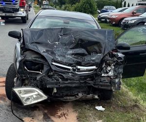 Zderzenie osobówki i ciężarówki w Dąbrówce-Ług. Jest jedna osoba poszkodowana