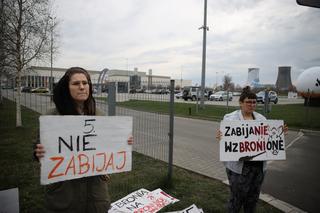 Targi łowiectwa w Krakowie. Przed Halą EXPO protestowali obrońcy zwierząt