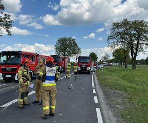 Śmiertelny wypadek na DK12 pod Opocznem. Nie żyje młoda kobieta. W zderzeniu kilku pojazdów brała udział więźniarka [ZDJĘCIA].