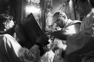 Ks. arcybiskup Karol Wojtyła podczas celebracji Mszy Św. w Białymstoku. 1966 rok