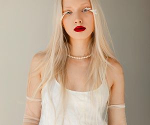 Perły, złoto, falbany, koronki. Jesień upłynie nam pod znakiem teatralnego dramatyzmu